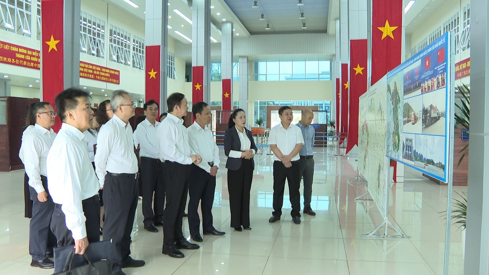Đoàn công tác thành phố Bách Sắc, Quảng Tây (Trung Quốc) tham quan khu vực Cửa khẩu quốc tế Trà Lĩnh. (Ảnh: Caobangtv.vn) Đoàn công tác thành phố Bách Sắc, Quảng Tây (Trung Quốc) tham quan khu vực Cửa khẩu quốc tế Trà Lĩnh. (Ảnh: Caobangtv.vn)