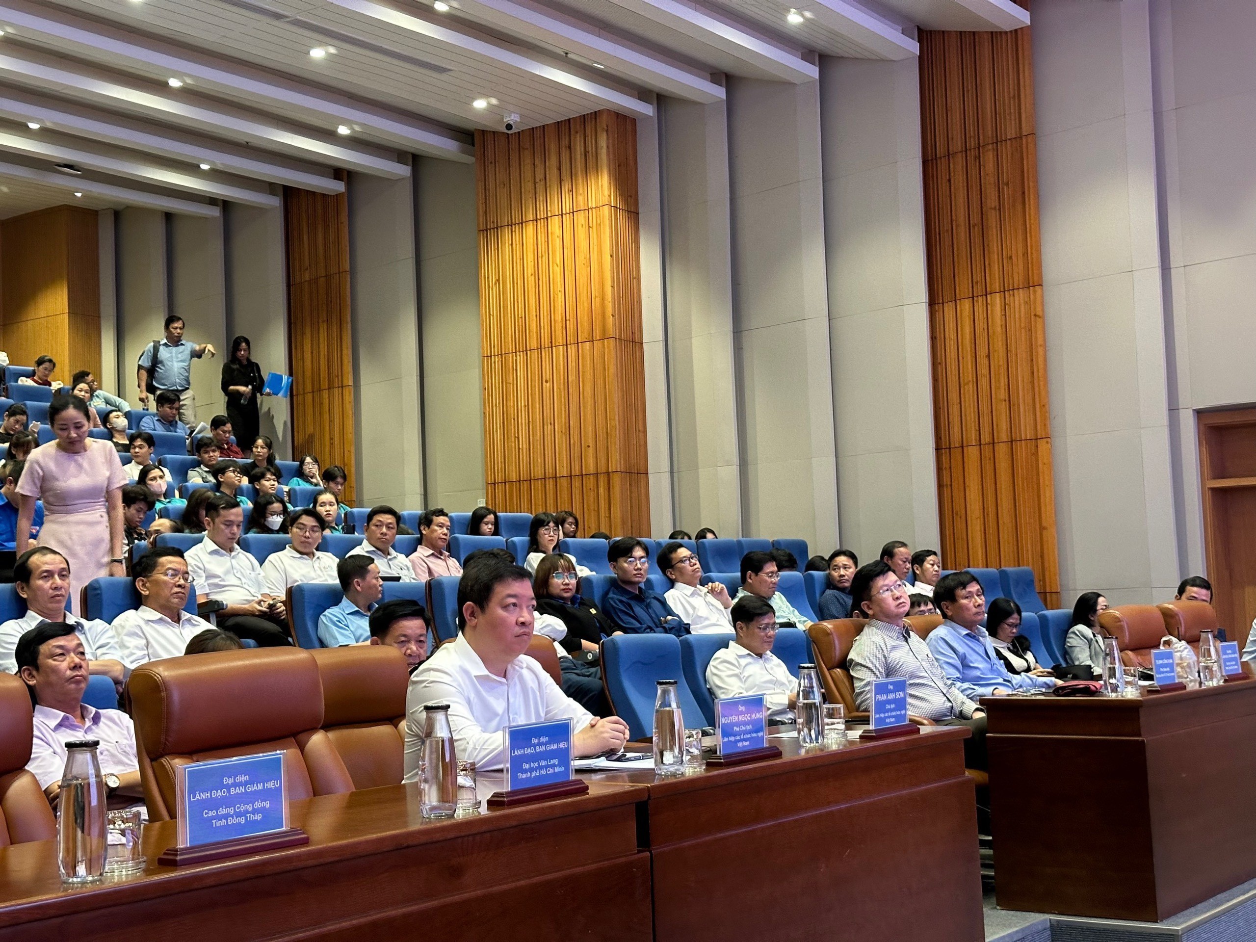 Chia sẻ thông tin về đối ngoại, đối ngoại nhân dân và Liên hiệp các tổ chức hữu nghị Việt Nam VUFO thông tin về hoạt động đối ngoại nhân dân đến giảng viên, sinh viên khu vực phía Nam