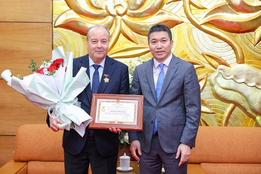 Recognize Algerian Ambassador of to Vietnam's Contributions in Boosting People-to-people Relations Recognize Algerian Ambassador of to Vietnam's Contributions in Boosting People-to-people Relations