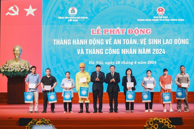 Ban Tổ chức trao 8 suất quà cho công nhân bị tai nạn lao động, bệnh nghề nghiệp (Ảnh: TLĐ). Ban Tổ chức trao 8 suất quà cho công nhân bị tai nạn lao động, bệnh nghề nghiệp (Ảnh: TLĐ).