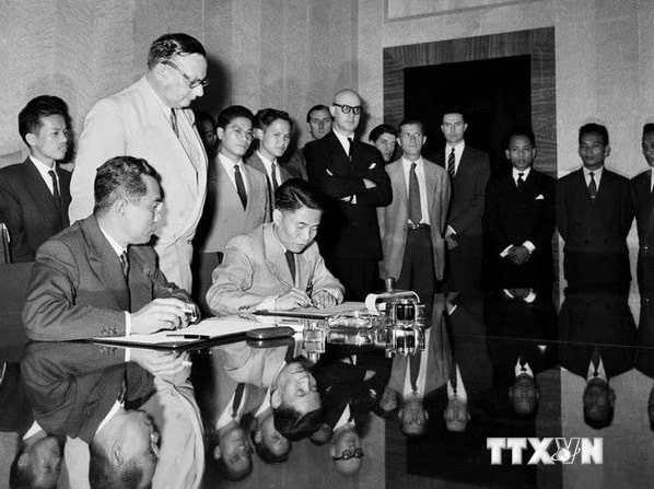 Deputy Minister of National Defence Ta Quang Buu (sitting, right), of the delegation of the Democratic Republic of Vietnam, and French General Henri Delteil, Acting Commander-in-chief of the French Union forces in Indochina, sign the agreement on the cessation of hostilities in Vietnam. (File photo: VNA) Deputy Minister of National Defence Ta Quang Buu (sitting, right), of the delegation of the Democratic Republic of Vietnam, and French General Henri Delteil, Acting Commander-in-chief of the French Union forces in Indochina, sign the agreement on the cessation of hostilities in Vietnam. (File photo: VNA)