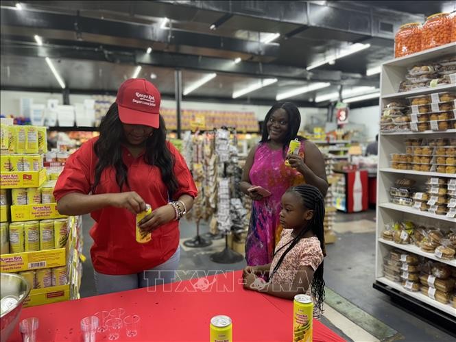Customers taste sugercanned juice at Miami's supermarket (Photo: Kieu Trang/VNA) Customers taste sugercanned juice at Miami's supermarket (Photo: Kieu Trang/VNA)