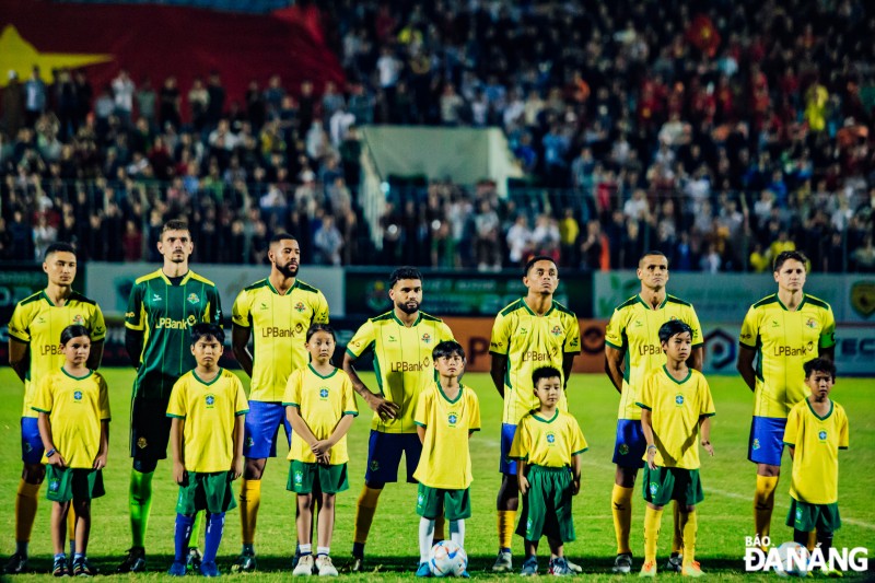 Trong trận cầu này, Brazil mang tới đội hình 8 tuyển thủ huyền thoại gồm Rivaldo, Paulo Sergio, Edmilson… Tất cả đều thuộc thế hệ vàng của bóng đá đất nước Nam Mỹ, từng giành chức vô địch World Cup các năm 1994 và 2002. Nổi bật nhất phải nhắc đến Rivaldo - chủ nhân Quả bóng vàng thế giới 1999. Lễ hội bóng đá Brazil - Việt Nam thu hút hàng nghìn người hâm mộ và khách du lịch