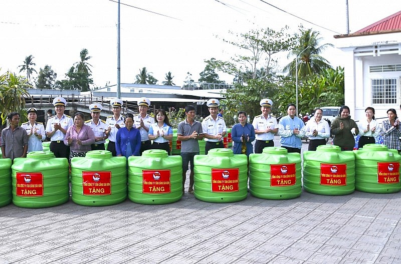 Vùng 5 Hải Quân, Tổng công ty Tân cảng Sài Gòn cùng cơ quan chức năng Cà Mau vừa trao những phần quà trị giá gần 400 triệu đồng đến người dân. (Ảnh: Văn Định). Vùng 5 Hải Quân, Tổng công ty Tân cảng Sài Gòn cùng cơ quan chức năng Cà Mau vừa trao những phần quà trị giá gần 400 triệu đồng đến người dân. (Ảnh: Văn Định).