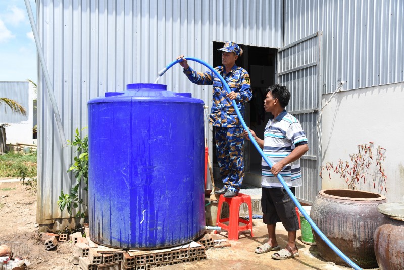 Nghĩa tình quân dân trong ngày nắng hạn Nghĩa tình quân dân trong ngày nắng hạn