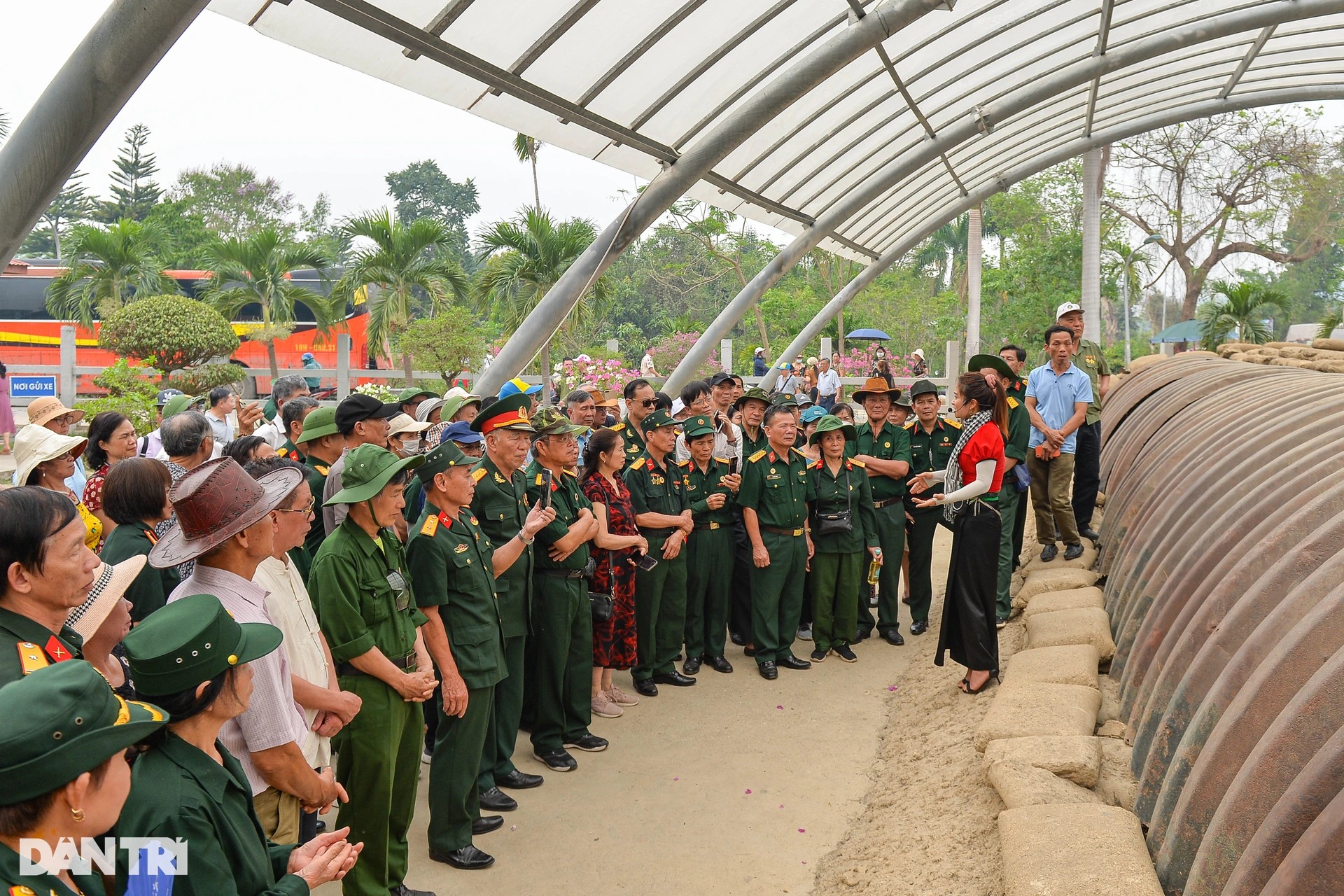Du khách tham quan tại các điểm thuộc quần thể di tích Chiến trường Điện Biên Phủ tại thành phố Điện Biên Phủ, tỉnh Điện Biên. (Ảnh: Dân trí) Du khách tham quan tại các điểm thuộc quần thể di tích Chiến trường Điện Biên Phủ tại thành phố Điện Biên Phủ, tỉnh Điện Biên. (Ảnh: Dân trí)