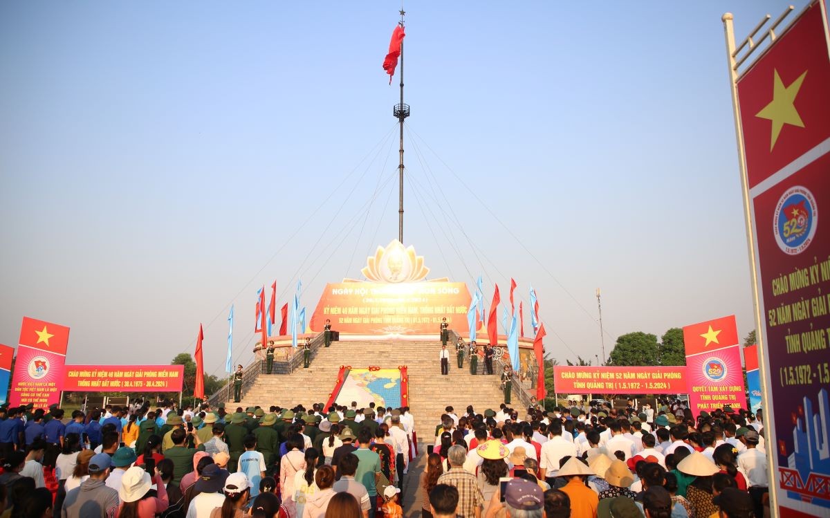 Trong không khí trang nghiêm và tiếng nhạc hùng tráng, lá cờ Tổ quốc được từ từ kéo lên trên đỉnh Kỳ đài lịch sử. (Ảnh: Lao Động) Trong không khí trang nghiêm và tiếng nhạc hùng tráng, lá cờ Tổ quốc được từ từ kéo lên trên đỉnh Kỳ đài lịch sử. (Ảnh: Lao Động)