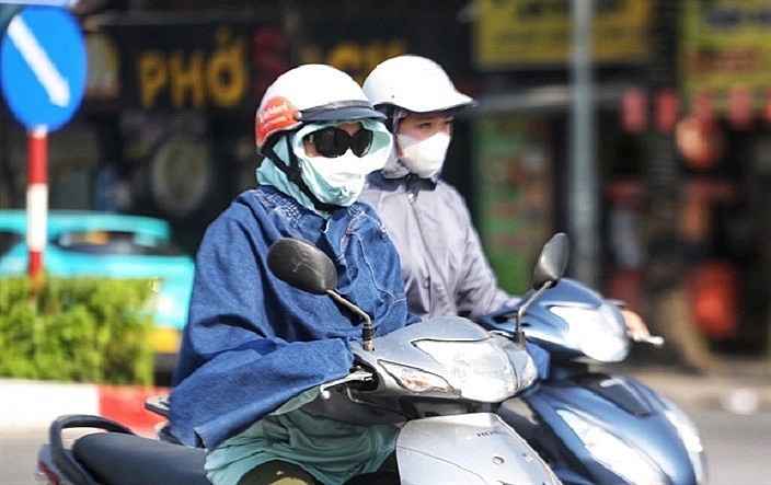 Health experts warn that people should ensure enough protective items to cope with hot weather. Photo: VNS Health experts warn that people should ensure enough protective items to cope with hot weather. Photo: VNS