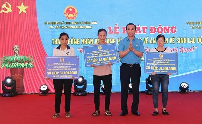 hủ tịch Liên đoàn Lao động tỉnh Võ Mạnh Sơn trao kinh phí hỗ trợ xây dựng “Mái ấm công đoàn” cho đoàn viên có hoàn cảnh khó khăn về nhà ở. hủ tịch Liên đoàn Lao động tỉnh Võ Mạnh Sơn trao kinh phí hỗ trợ xây dựng “Mái ấm công đoàn” cho đoàn viên có hoàn cảnh khó khăn về nhà ở.