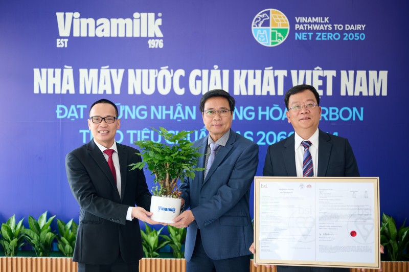 Công bố thêm 1 nhà máy đạt trung hòa carbon, Vinamilk tiến nhanh trên hành trình đến Net Zero Công bố thêm 1 nhà máy đạt trung hòa carbon, Vinamilk tiến nhanh trên hành trình đến Net Zero