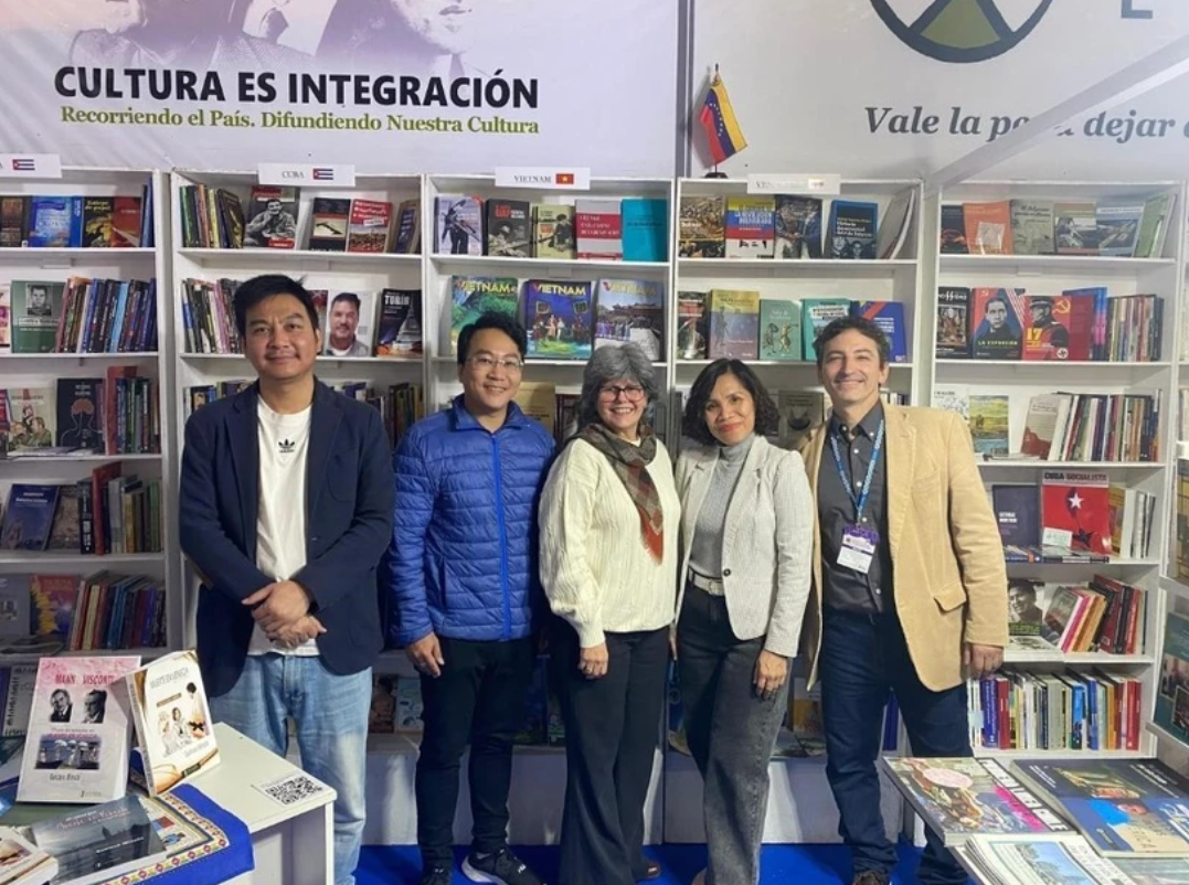 Không gian Việt Nam tại Hội chợ sách Buenos Aires lần thứ 48. (Ảnh: Đại sứ quán Việt Nam cung cấp) Không gian Việt Nam tại Hội chợ sách Buenos Aires lần thứ 48. (Ảnh: Đại sứ quán Việt Nam cung cấp)