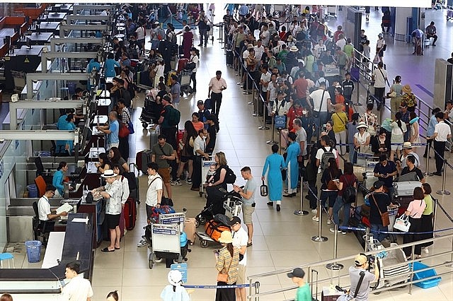 Passengers at the domestic terminal of Nội Bài International Airport in Hanoi. Photo: VNS Passengers at the domestic terminal of Nội Bài International Airport in Hanoi. Photo: VNS