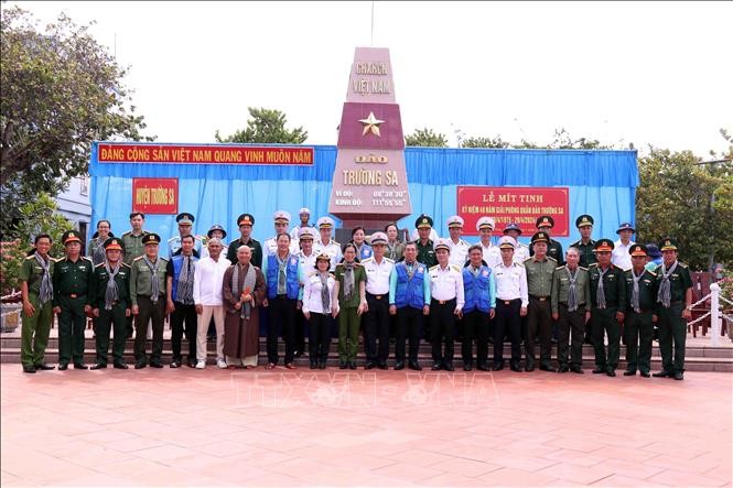 Thăm, động viên cán bộ, chiến sỹ, nhân dân Trường Sa và Nhà giàn DK1 Thăm, động viên cán bộ, chiến sỹ, nhân dân Trường Sa và Nhà giàn DK1