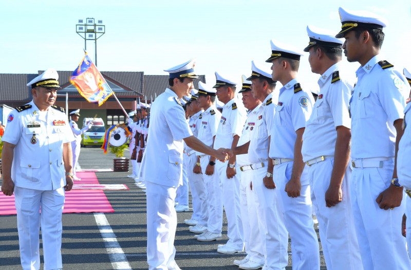 Hải quân Việt Nam-Campuchia sẽ phối hợp tuyên truyền, vận động ngư dân chấp hành nghiêm quy định khai thác hải sản Hải quân Việt Nam-Campuchia sẽ phối hợp tuyên truyền, vận động ngư dân chấp hành nghiêm quy định khai thác hải sản