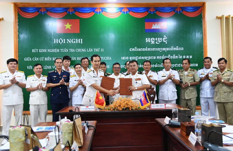 Hải quân Việt Nam-Campuchia sẽ phối hợp tuyên truyền, vận động ngư dân chấp hành nghiêm quy định khai thác hải sản Hải quân Việt Nam-Campuchia sẽ phối hợp tuyên truyền, vận động ngư dân chấp hành nghiêm quy định khai thác hải sản