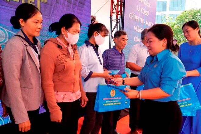Chủ tịch LĐLĐ tỉnh Kiên Giang Trương Thanh Thúy tặng quà cho công nhân, đoàn viên, người lao động nhân dịp Tháng Công nhân. Ảnh: Chủ tịch LĐLĐ tỉnh Kiên Giang Trương Thanh Thúy tặng quà cho công nhân, đoàn viên, người lao động nhân dịp Tháng Công nhân. Ảnh: