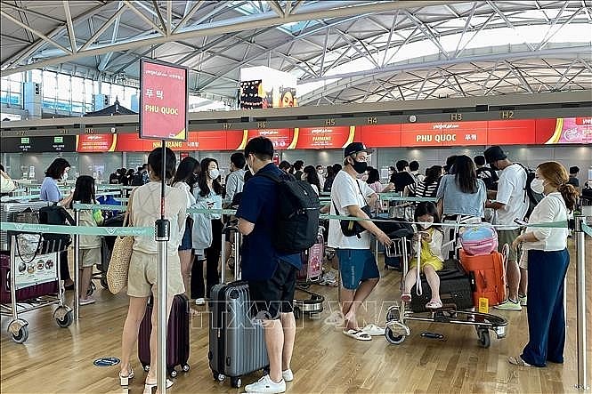 Passengers are waiting at the Incheon International Airport of the RoK for a flight to Vietnam. (Photo: VNA) Passengers are waiting at the Incheon International Airport of the RoK for a flight to Vietnam. (Photo: VNA)