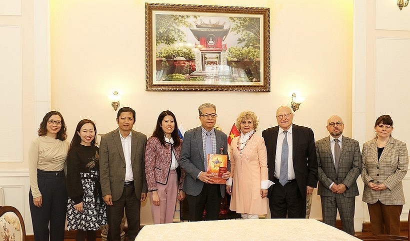 Ambassador Dang Minh Khoi and his guests in a group photo. (Source: VNA) Ambassador Dang Minh Khoi and his guests in a group photo. (Source: VNA)