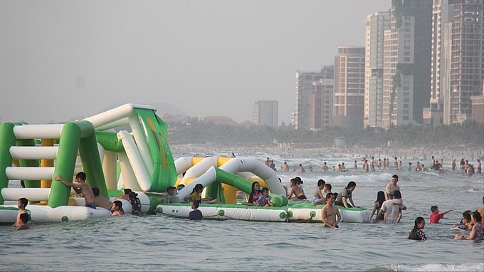 Pham Van Dong beach in Da Nang is flooded by a sea of people during the five-day break to mark Reunification Day and May Day holidays. (Photo: SGGP) Pham Van Dong beach in Da Nang is flooded by a sea of people during the five-day break to mark Reunification Day and May Day holidays. (Photo: SGGP)