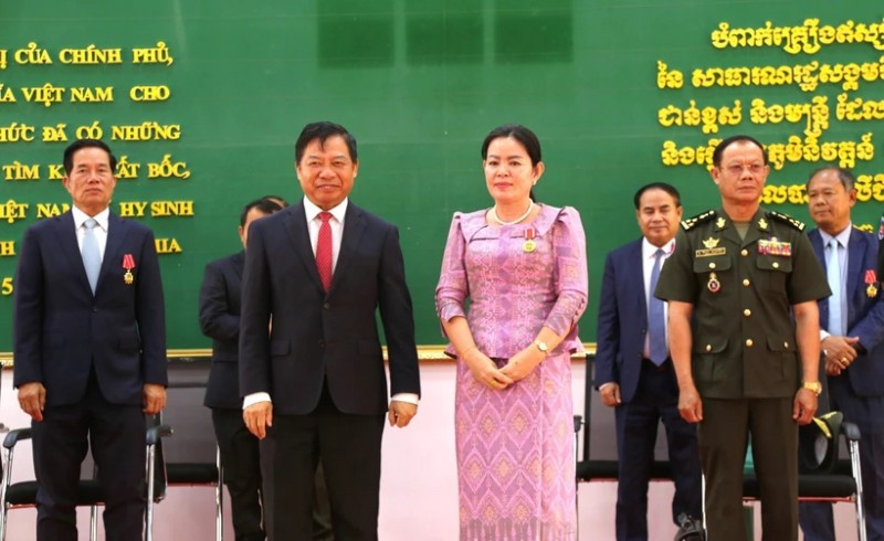 Đại sứ Việt Nam tại Vương quốc Campuchia Nguyễn Huy Tăng (bên trái, hàng đầu) trao tặng Huân chương Hữu nghị của Nhà nước Việt Nam cho một quan chức lãnh đạo Campuchia. (Ảnh: Hoàng Minh/TTXVN) Đại sứ Việt Nam tại Vương quốc Campuchia Nguyễn Huy Tăng (bên trái, hàng đầu) trao tặng Huân chương Hữu nghị của Nhà nước Việt Nam cho một quan chức lãnh đạo Campuchia. (Ảnh: Hoàng Minh/TTXVN)