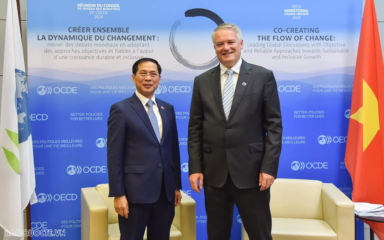 Minister of Foreign Affairs Bui Thanh Son (left) and OECD Secretary-General Mathias Cormann. Minister of Foreign Affairs Bui Thanh Son (left) and OECD Secretary-General Mathias Cormann.