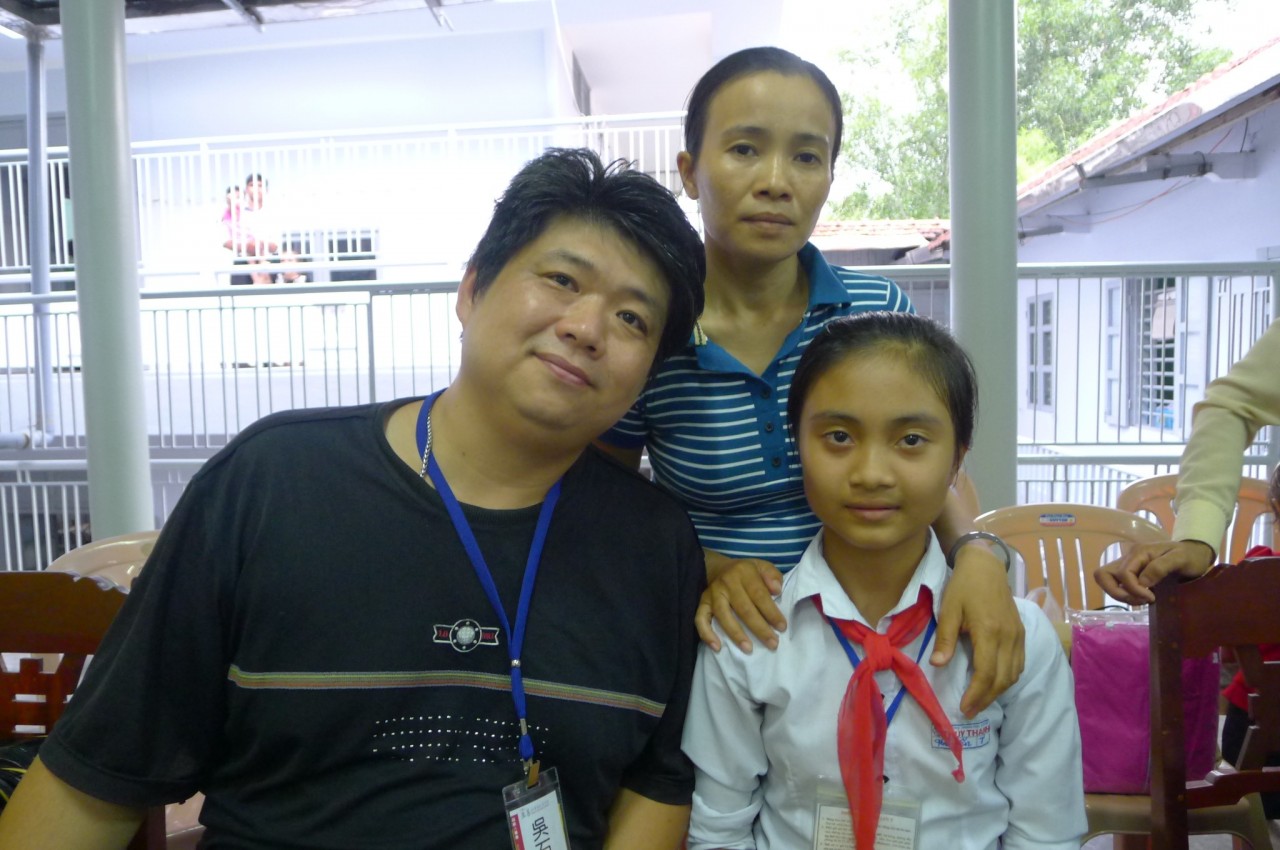 Do Thi Hai Yen with her adoptive father (black shirt) and biological mother. (Photo: Zhi Shan Foundation) Do Thi Hai Yen with her adoptive father (black shirt) and biological mother. (Photo: Zhi Shan Foundation)
