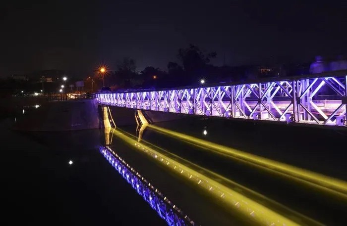 Hệ thống chiếu sáng cầu Mường Thanh. (Ảnh: TTXVN) Hệ thống chiếu sáng cầu Mường Thanh. (Ảnh: TTXVN)