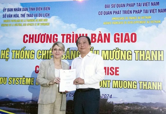 Đại diện Cơ quan Phát triển Pháp tại Việt Nam bàn giao Hồ sơ kỹ thuật Hệ thống chiếu sáng cầu Mường Thanh cho tỉnh Điện Biên. (Ảnh: Báo Điện Biên Phủ) Đại diện Cơ quan Phát triển Pháp tại Việt Nam bàn giao Hồ sơ kỹ thuật Hệ thống chiếu sáng cầu Mường Thanh cho tỉnh Điện Biên. (Ảnh: Báo Điện Biên Phủ)