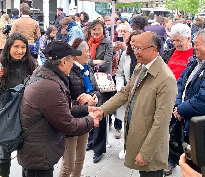 Overseas Vietnamese, French People Take to The Streets in Support of Tran To Nga’s Agent Orange Lawsuit Overseas Vietnamese, French People Take to The Streets in Support of Tran To Nga’s Agent Orange Lawsuit