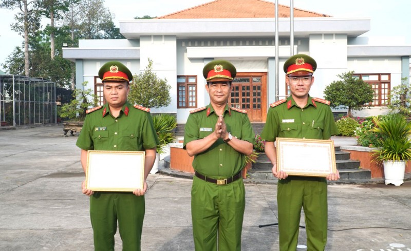 Thừa ủy quyền của Bộ trưởng Bộ Công an, Đại tá Phạm Thanh Tâm - Phó Giám đốc Công an tỉnh Long An, trao tặng Bằng khen của Bộ Công an cho Đại úy Nguyễn Quốc Đạt và Đại úy Lê Đức Anh. (Ảnh: Báo Long An)
