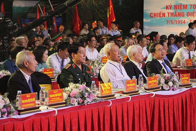 Tái hiện chiến thắng Điện Biên Phủ 'chấn động địa cầu' tại Cầu truyền hình 'Dưới lá cờ Quyết thắng' Tái hiện chiến thắng Điện Biên Phủ 'chấn động địa cầu' tại Cầu truyền hình 'Dưới lá cờ Quyết thắng'