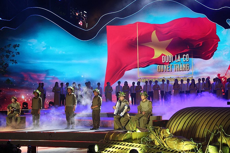 Tái hiện chiến thắng Điện Biên Phủ 'chấn động địa cầu' tại Cầu truyền hình 'Dưới lá cờ Quyết thắng' Tái hiện chiến thắng Điện Biên Phủ 'chấn động địa cầu' tại Cầu truyền hình 'Dưới lá cờ Quyết thắng'