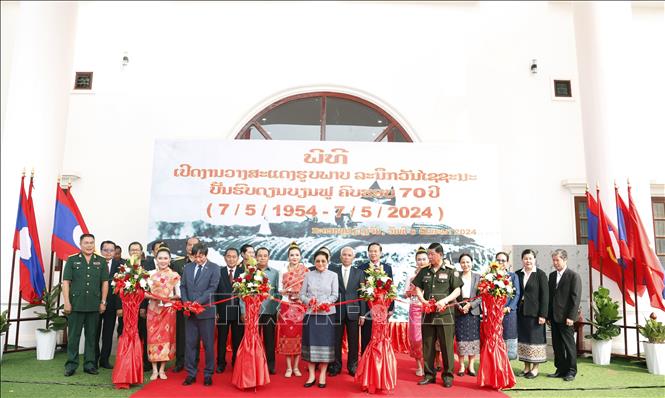 Triển lãm ảnh tại Lào về chiến thắng Điện Biên Phủ Chú thích ảnh
