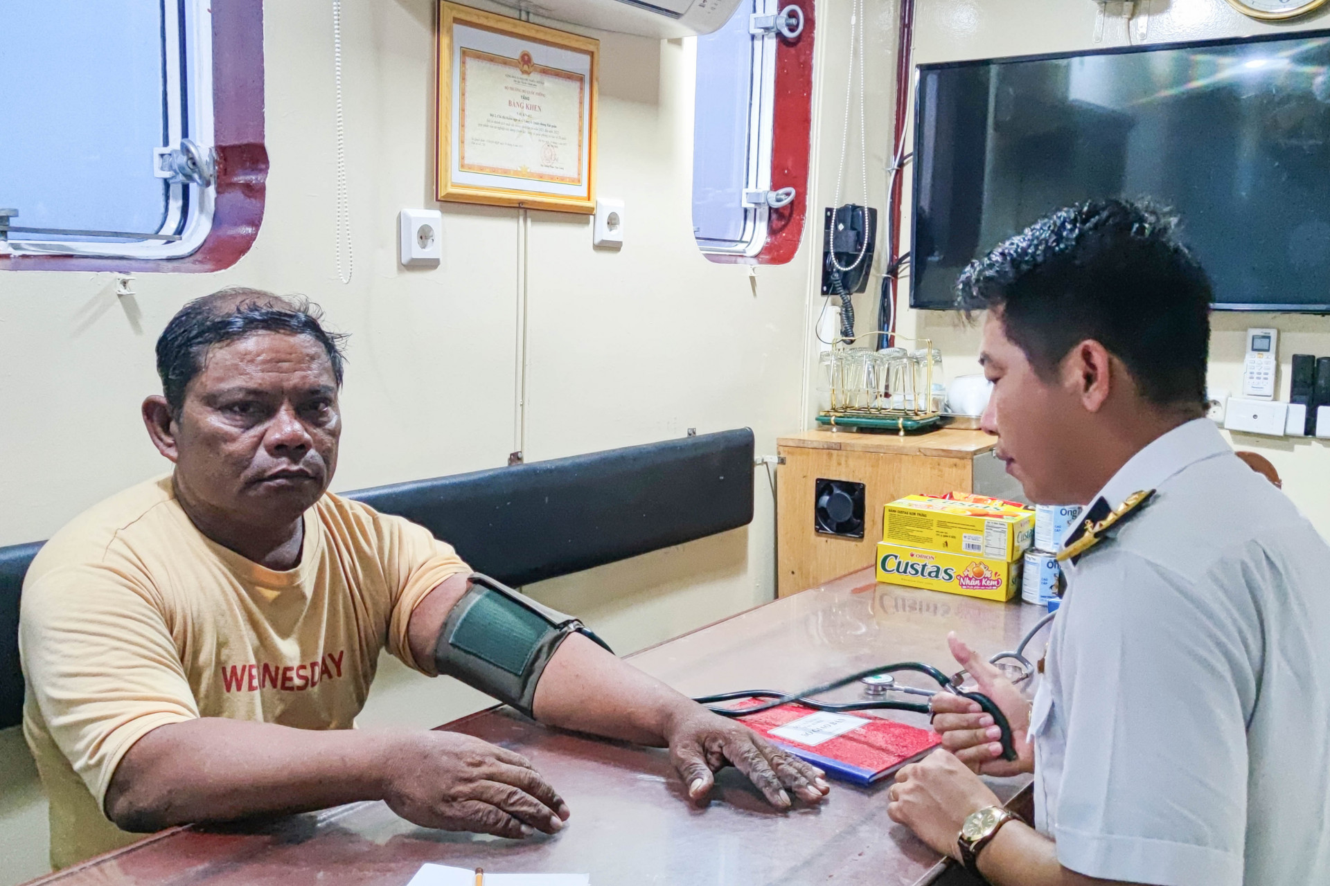 Bàn giao ngư dân Philippines gặp nạn trên biển Cán bộ Tàu 412 thăm khám sức khoẻ cho ngư dân.