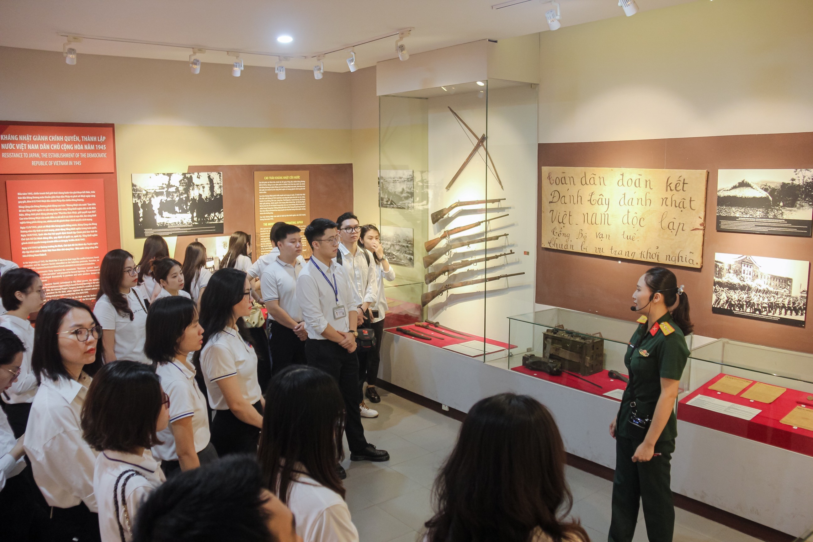 Nguyện tiếp bước thế hệ đi trước, góp sức xây dựng đất nước Đoàn viên, thanh niên Liên hiệp các tổ chức hữu nghị Việt Nam tham quan Bảo tàng lịch sử quân sự Việt Nam