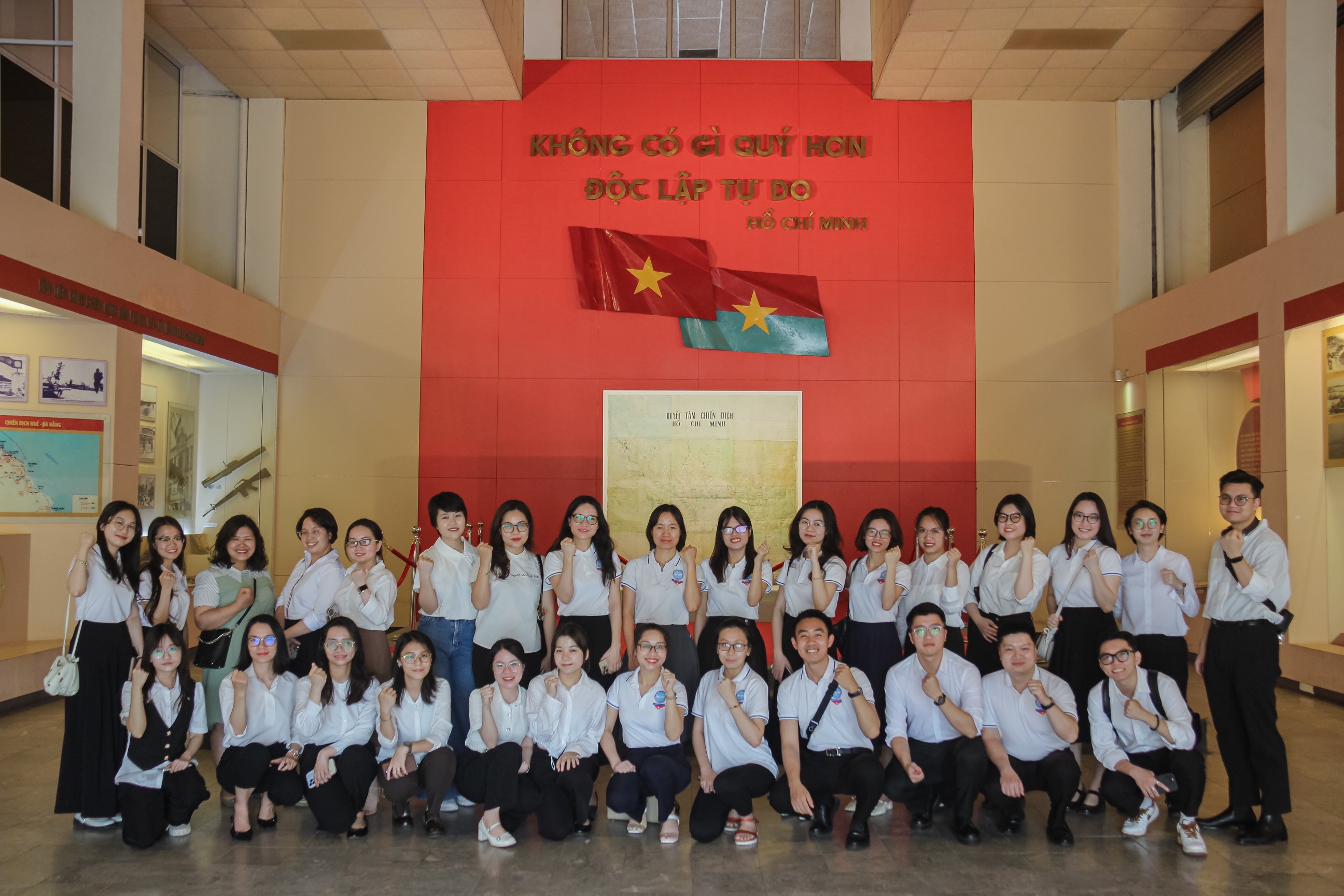 Nguyện tiếp bước thế hệ đi trước, góp sức xây dựng đất nước Đoàn viên, thanh niên Liên hiệp các tổ chức hữu nghị Việt Nam tham quan Bảo tàng lịch sử quân sự Việt Nam