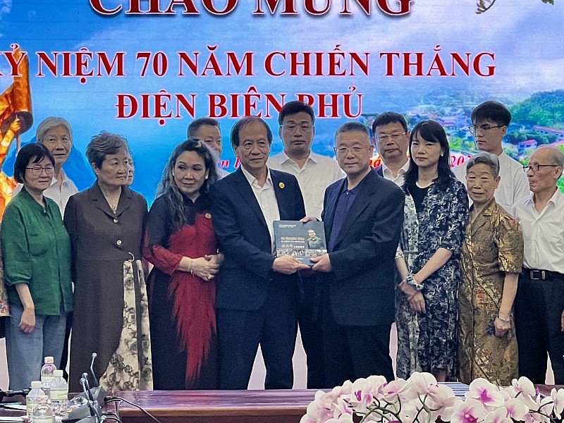 Đoàn thân nhân các cựu cố vấn Trung Quốc gặp mặt con trai Đại tướng Võ Nguyên Giáp Đoàn thân nhân các cựu cố vấn Trung Quốc gặp mặt con trai Đại tướng Võ Nguyên Giáp