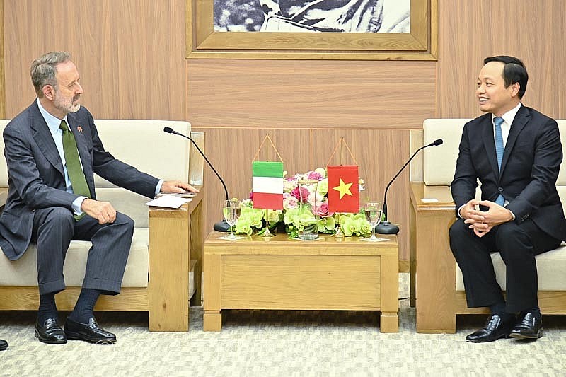 Thứ trưởng Bộ Tư pháp Trần Tiến Dũng (bên phải) và ông Vincenzo Starita, Phó Chủ tịch Ủy ban Con nuôi quốc tế Italia (CAI) trao đổi tại buổi làm việc. (Ảnh: Thu Nga/moj.gov.vn/) Thứ trưởng Bộ Tư pháp Trần Tiến Dũng (bên phải) và ông Vincenzo Starita, Phó Chủ tịch Ủy ban Con nuôi quốc tế Italia (CAI) trao đổi tại buổi làm việc. (Ảnh: Thu Nga/moj.gov.vn/)