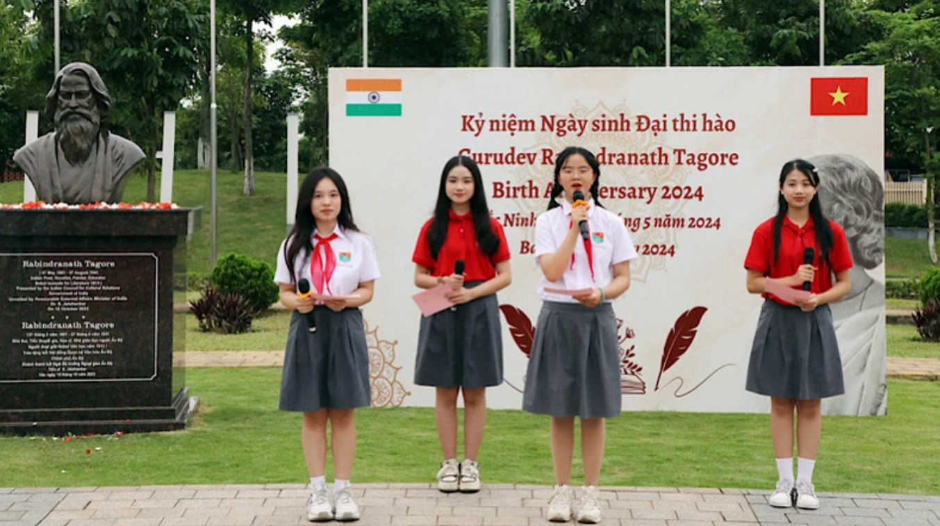 Các em học sinh tỉnh Bắc Ninh trình diễn thơ của Đại thi hào Tagore. Các em học sinh tỉnh Bắc Ninh trình diễn thơ của Đại thi hào Tagore.