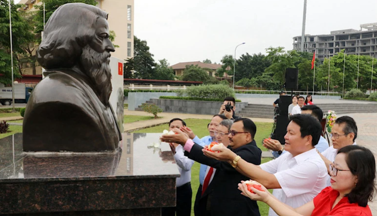 Các đại biểu dâng hoa tại tượng Đại thi hào Tagore. Các đại biểu dâng hoa tại tượng Đại thi hào Tagore.