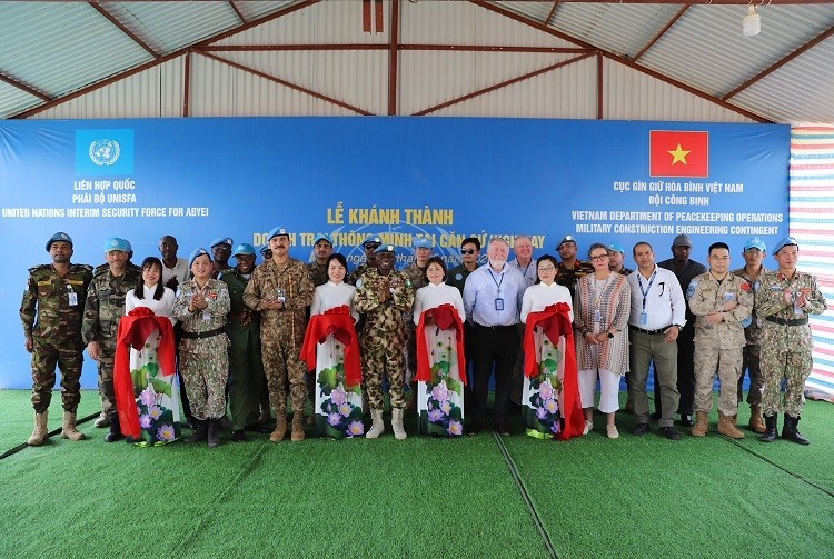 Đại biểu cắt băng khánh thành SC tại căn cứ Highway. (Nguồn: Đội Công binh Việt Nam) Đại biểu cắt băng khánh thành SC tại căn cứ Highway. (Nguồn: Đội Công binh Việt Nam)