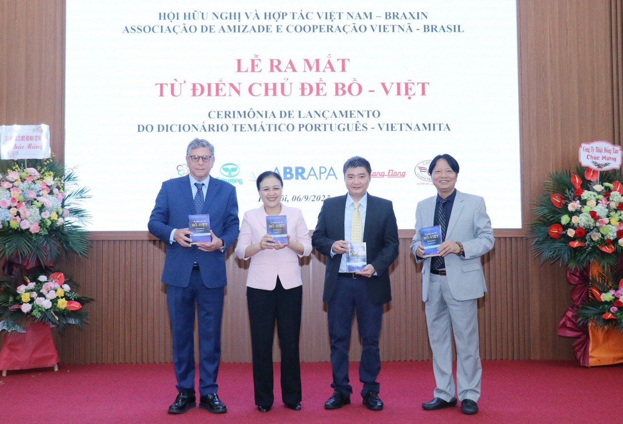 Lễ ra mắt từ điển chủ đề Bồ - Việt. (Ảnh: Thu Hà) Lễ ra mắt từ điển chủ đề Bồ - Việt. (Ảnh: Thu Hà)