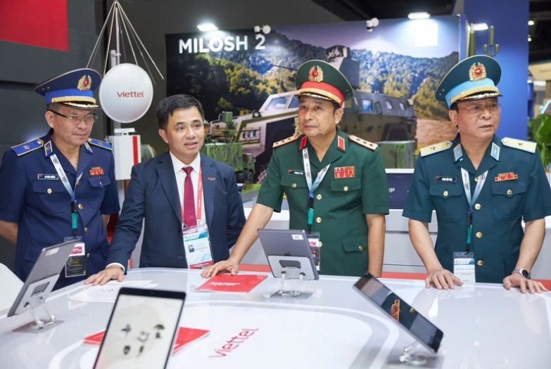 Senior Lieutenant General Phung Si Tan and delegates visit the exhibition booth of the Military Industry and Telecoms Group (Viettel). Photo: MOD Senior Lieutenant General Phung Si Tan and delegates visit the exhibition booth of the Military Industry and Telecoms Group (Viettel). Photo: MOD