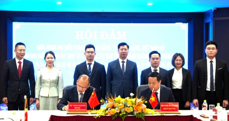 Sôi động các hoạt động giao lưu hữu nghị, hội đàm trên biên giới Việt - Trung Sôi động các hoạt động giao lưu hữu nghị, hội đàm trên biên giới Việt - Trung