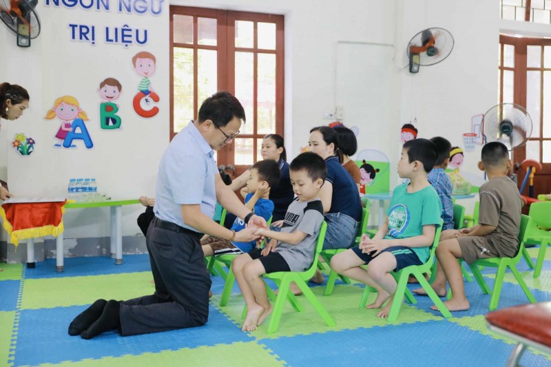 Zhi Shan Foundation trao tặng thiết bị, đồ chơi, sách cho trẻ khuyết tật tỉnh Nghệ An và Hà Tĩnh Zhi Shan Foundation trao tặng thiết bị, đồ chơi, sách cho trẻ khuyết tật tỉnh Nghệ An và Hà Tĩnh