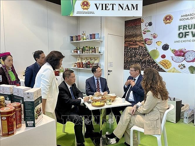 Vietnamese Ambassador to Italy Duong Hai Hung (third from the right) and Vice Chairman of Lang Son province People's Committee Doan Thanh Son (fourth from the right) meet with Chairman of Macfrut Renzo Piraccini (second from the right) (Photo: VNA) Vietnamese Ambassador to Italy Duong Hai Hung (third from the right) and Vice Chairman of Lang Son province People's Committee Doan Thanh Son (fourth from the right) meet with Chairman of Macfrut Renzo Piraccini (second from the right) (Photo: VNA)