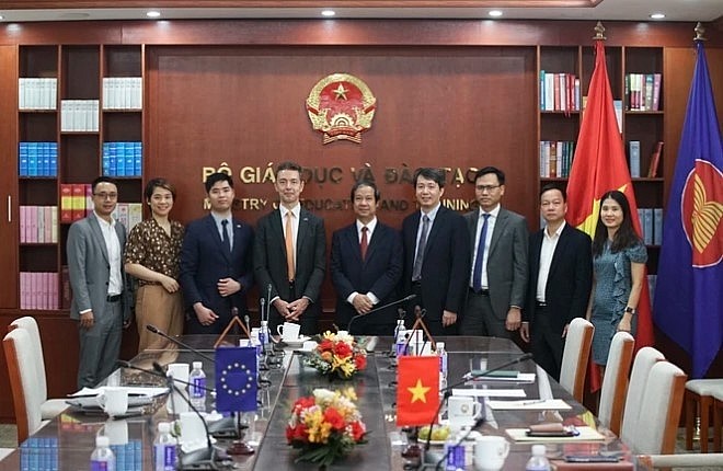 Minister of Education and Training Nguyen Kim Son (fifth from right), EU Ambassador Julien Guerrier (fourth from left) and other officials pose for a group photo at the working session. Minister of Education and Training Nguyen Kim Son (fifth from right), EU Ambassador Julien Guerrier (fourth from left) and other officials pose for a group photo at the working session.