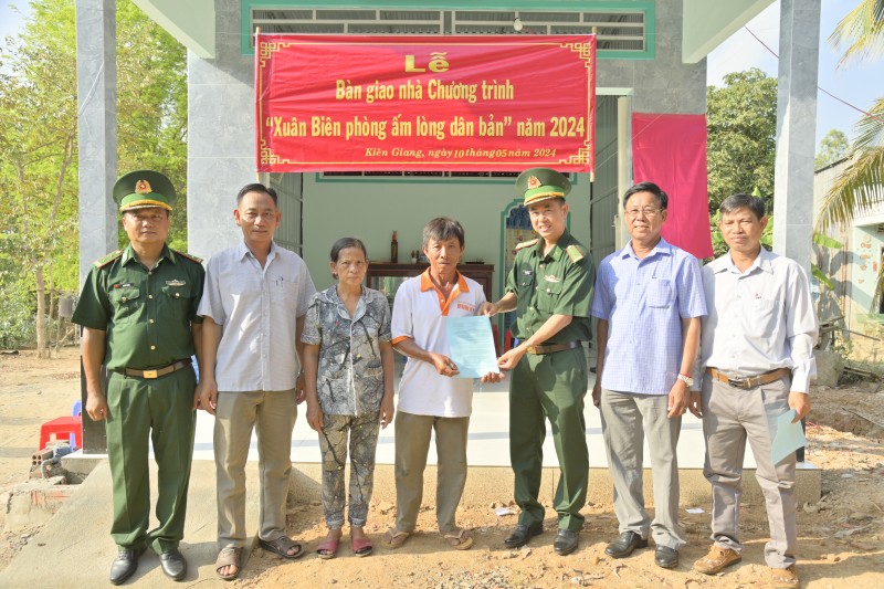 Bàn giao 8 căn nhà thuộc chương trình: “Xuân Biên phòng ấm lòng dân bản” tại Kiên Giang Bàn giao 8 căn nhà thuộc chương trình: “Xuân Biên phòng ấm lòng dân bản” tại Kiên Giang