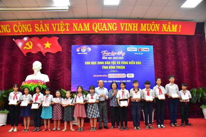 Trao học bổng cho học sinh dân tộc và vùng biển đảo ở Bình Thuận Trao học bổng cho học sinh dân tộc và vùng biển đảo ở Bình Thuận