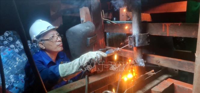 Tích cực hỗ trợ, sửa chữa nhiều tàu cá của ngư dân hư hỏng trên biển Chú thích ảnh